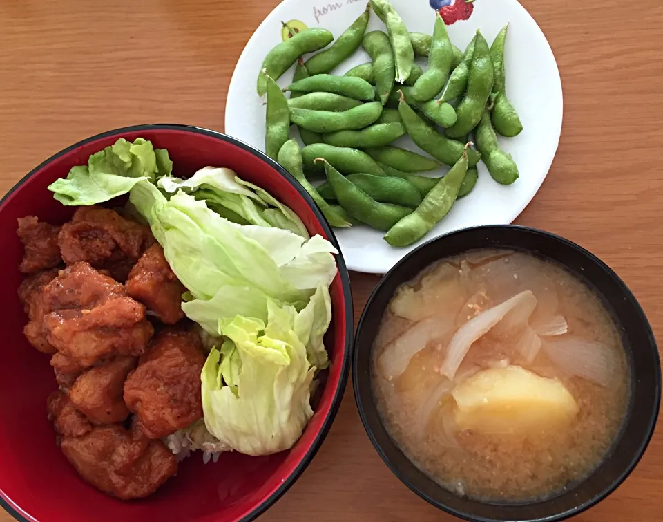 休日お昼ご飯〜唐揚げ丼、お味噌汁、枝豆〜|たまきさん