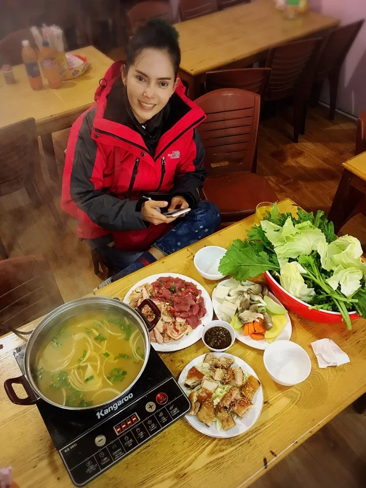 Having lunch Hot pot in Sapa Vietnam|jirawanさん