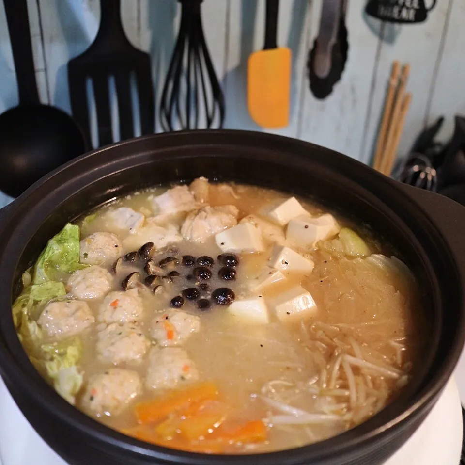 キッチンから失礼✋夫作鍋✨〆はラーメンで決まり！|まるさん