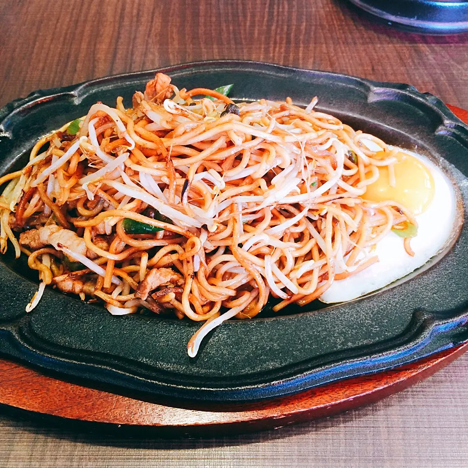 焼きそば（目玉焼きトッピング）|ふくさん