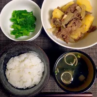 Snapdishの料理写真:肉じゃが、菜の花のおひたし、わかめのお味噌汁|みみこさん