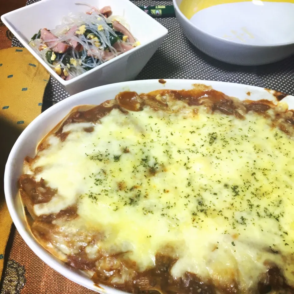 Snapdishの料理写真:#お夕飯#リメイク料理#春雨サラダ 

餃子の皮でリメイク料理。ラザニア風。|renharuruさん