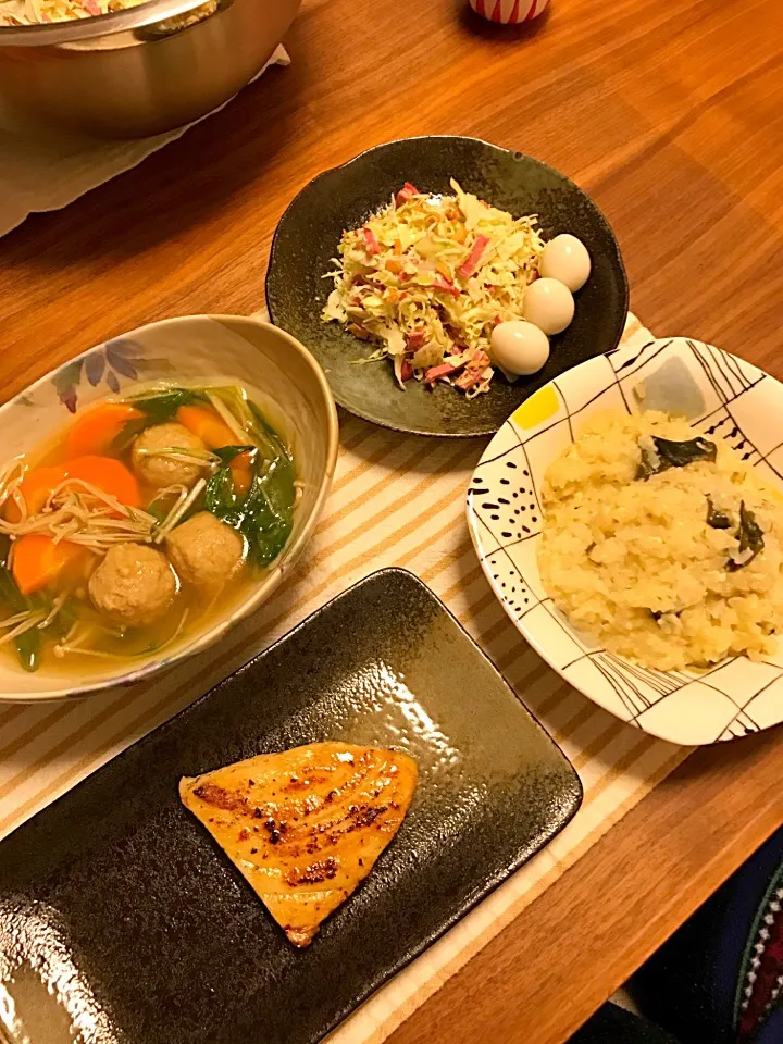 Snapdishの料理写真:余り物食材の夕飯
#チーズリゾット
#メカジキのバターソテー
#キャベツとハムのコンソメサラダ
#野菜もりもり肉だんご中華スープ|ATSUMIさん