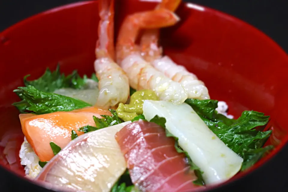 Snapdishの料理写真:海鮮丼  晩御飯
ワサビが痛い💦😰|Hiroshi  Kimuraさん