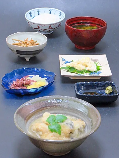 今晩は、鯖のみぞれ煮、ホタルイカと独活の辛子酢味噌和え、蓮根と人参と牛蒡のきんぴら、手作り湯葉の刺身、茸とわかめの味噌汁、ご飯

薄味の鯖のみぞれ煮。一口目は薄くても、他のおかずを（辛子味噌の味、きんぴらの濃い味、湯葉の山葵の味など）食べながら食べると、揚げた鯖の旨味と優しい大根の味がいろいろな味を和らげたり橋渡しした|akazawa3さん