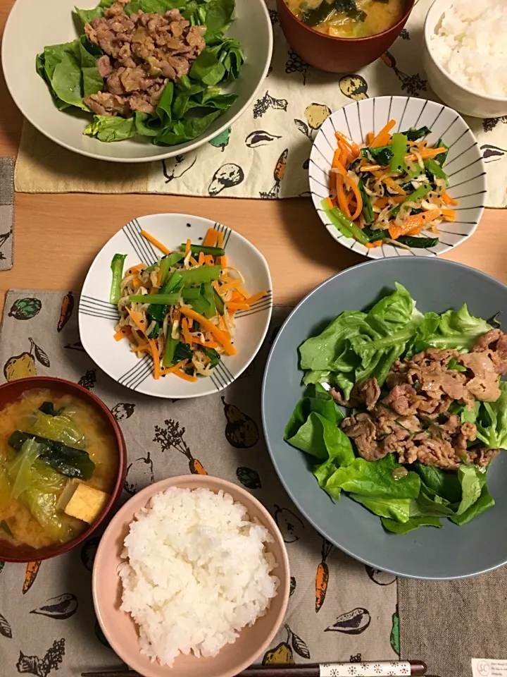 Snapdishの料理写真:コリアン定食🇰🇷
プルコギ
小松菜、人参、切り干し大根のナムル
厚揚げキムチ味噌汁|はなおさん