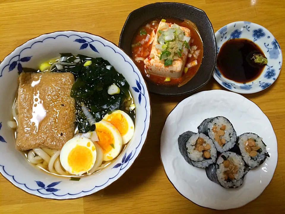 Snapdishの料理写真:うどん、キムチ冷奴、納豆巻|いちごさん