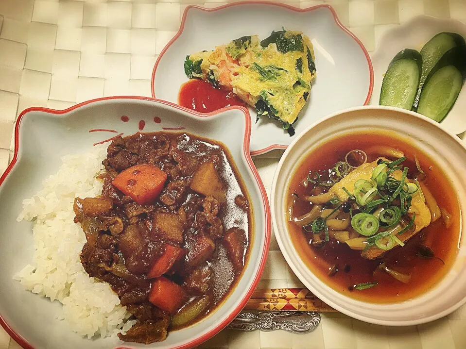 牛カレー、ほうれん草とかにかまたまご、揚げ出し豆腐、ぬか漬け🍛🥄✨|くろねこっく🐈‍⬛さん