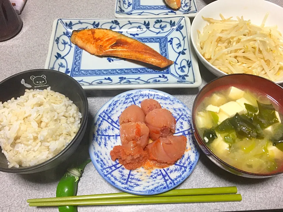 もち麦飯、辛子明太子、もやしナムル、豆腐ワカメ味噌汁、魚|ms903さん