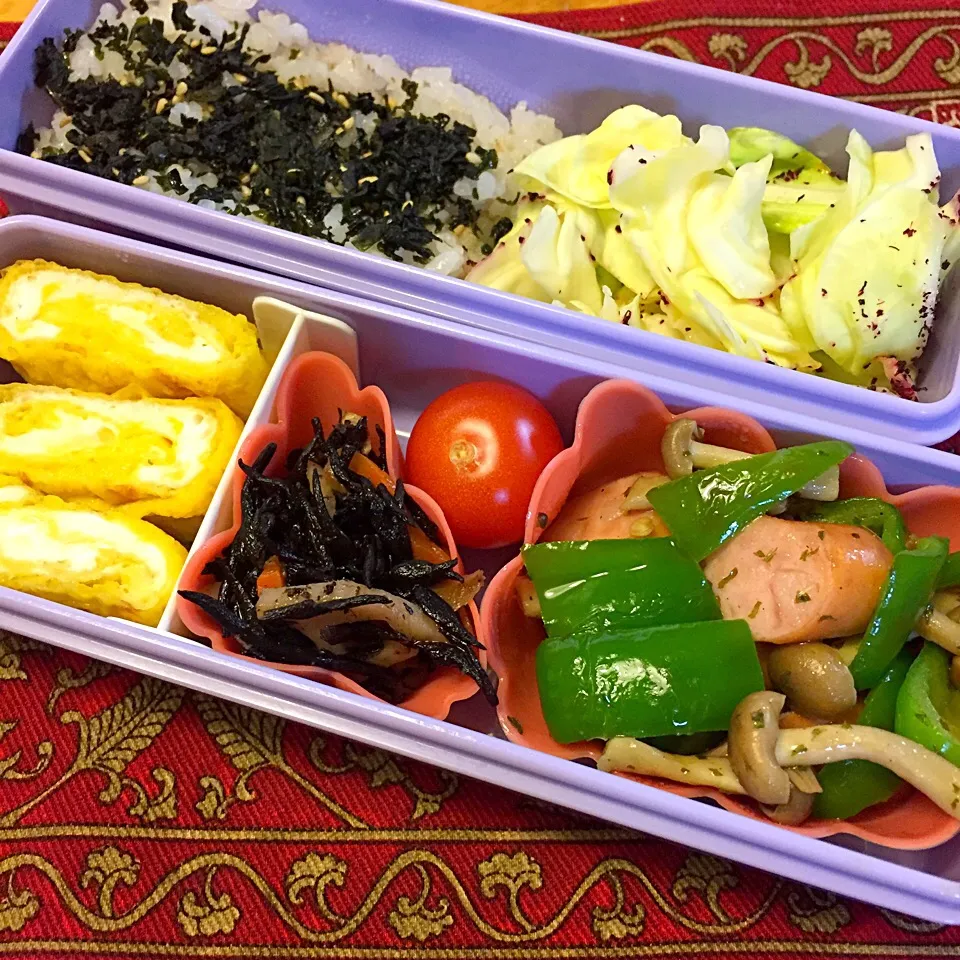 ウィンナーとピーマンのハーブソテーとひじきの煮物弁当|もえさん