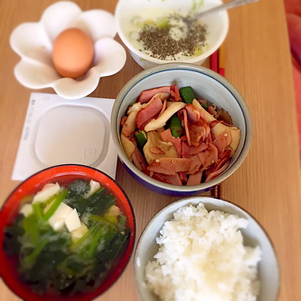 Snapdishの料理写真:朝食:ほうれん草豆腐味噌汁、納豆、卵、チアシードキュイヨーグルト、マイタケ焼き豚オクラ炒め、ご飯|ゆんみさん