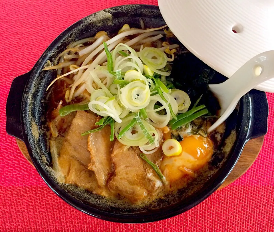 小鍋ちゃん( ◠‿◠ )で醤油らーめん🍜
たっぷりもやしと焼豚、ワカメGOODだね〜🤗💖|はみちゃんさん