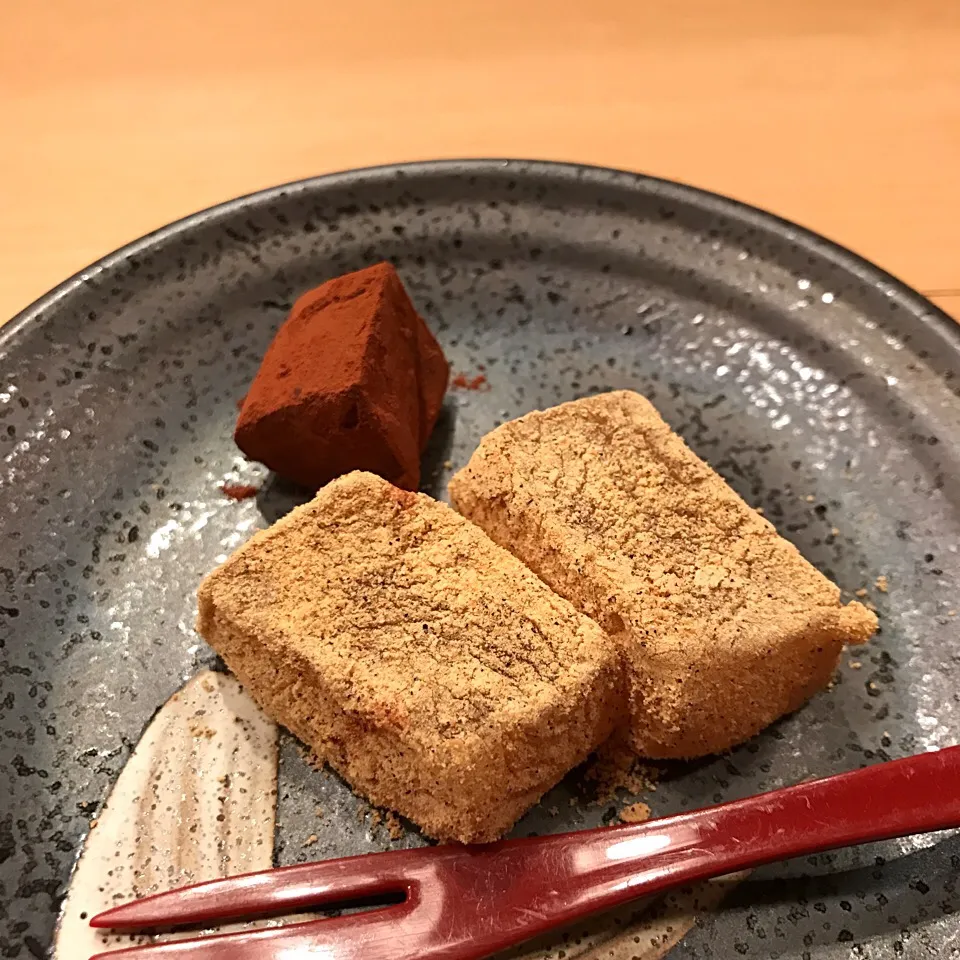 Snapdishの料理写真:わらび餅と生チョコレート|r1990297さん