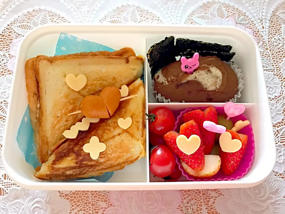 Jaffle, mushroom, ham and cheese bread. ❤ strawberry and 🍇. Bento lunch|shangさん