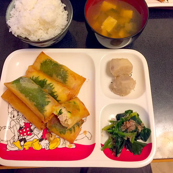 Snapdishの料理写真:ささみチーズ春巻き & 里芋の煮っころがし & ほうれん草のおひたし & 味噌汁|ぺろたんさん