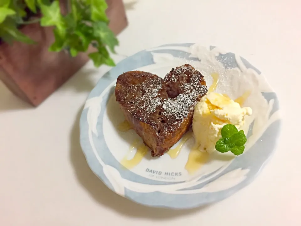 Snapdishの料理写真:ハートのチョコフレンチトースト♡|jun.yoshi.mamaさん