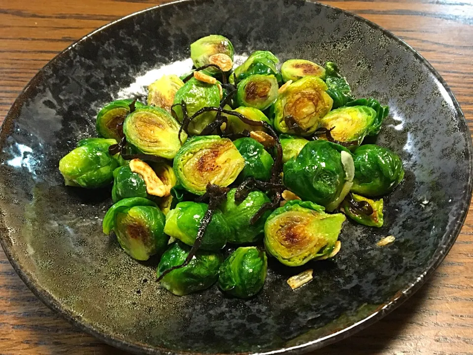 旬の芽キャベツ
クックパッドで見つけたにんにくごま油の塩昆布炒め😋|@KITAさん