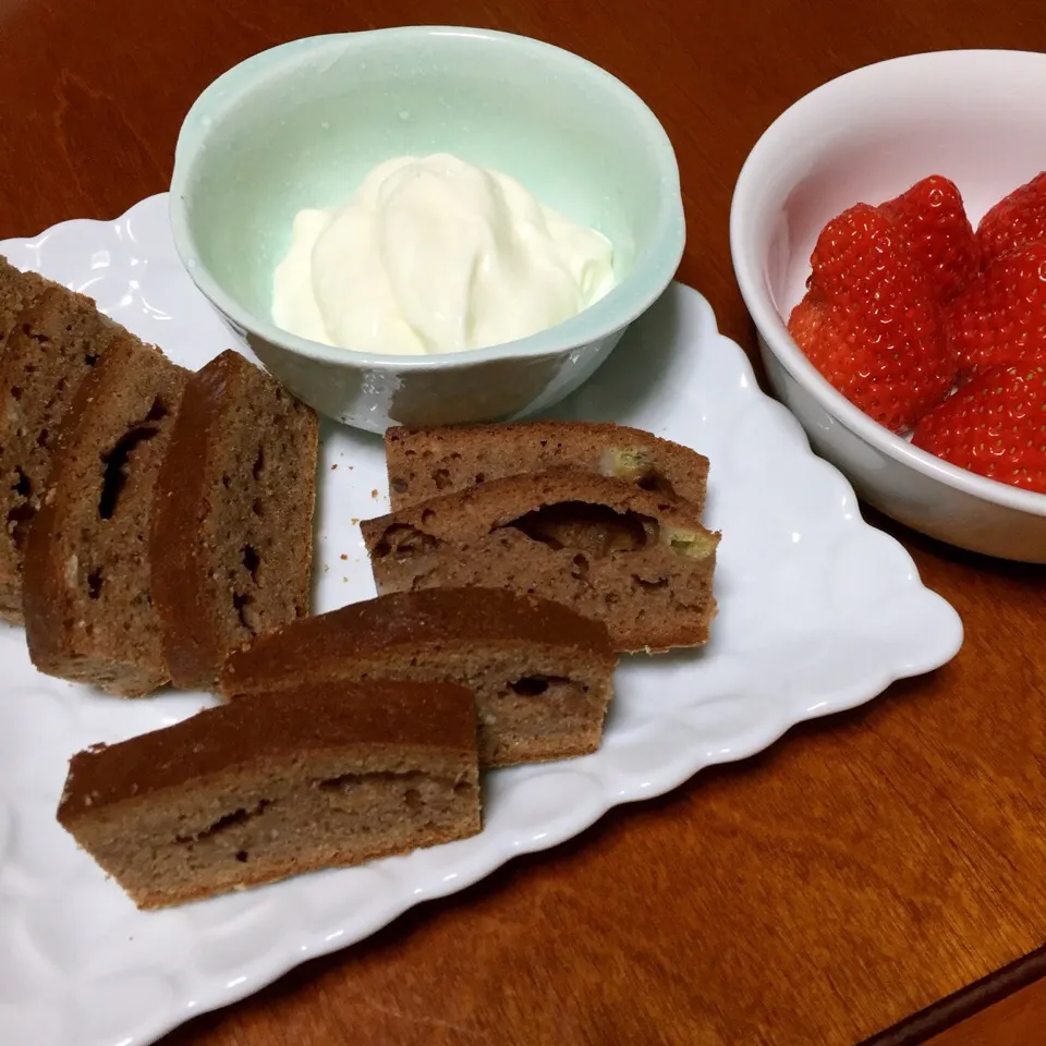 チョコバナナのスティックケーキ。ヨーグルトクリームといちごを添えて。|ゆえさん