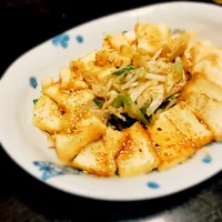 もやしと厚揚げの簡単蒸し料理
彩りにネギをパラパラっと！焼肉のたれをベースに塩胡椒、豆板醤、そのソースをかけて完成です！|o34さん