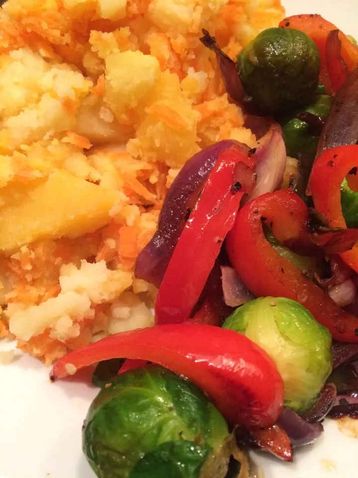 Root vegetable mash (potato, swede & carrot) with stir-fried sprouts & pepper|Nick Hiderさん