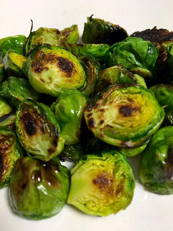 fried Brussels sprouts 🌟芽キャベツ炒め オリーブオイル 塩 コショウ だけ|れいさん