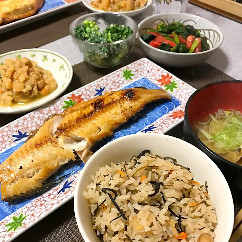 ひじきの炊き込みご飯＆焼きほっけ＆ほうれん草とトマトの塩昆布和え＆ブロッコリーの辛子マヨネーズ和え＆しもつかれ(郷土料理)|guraさん