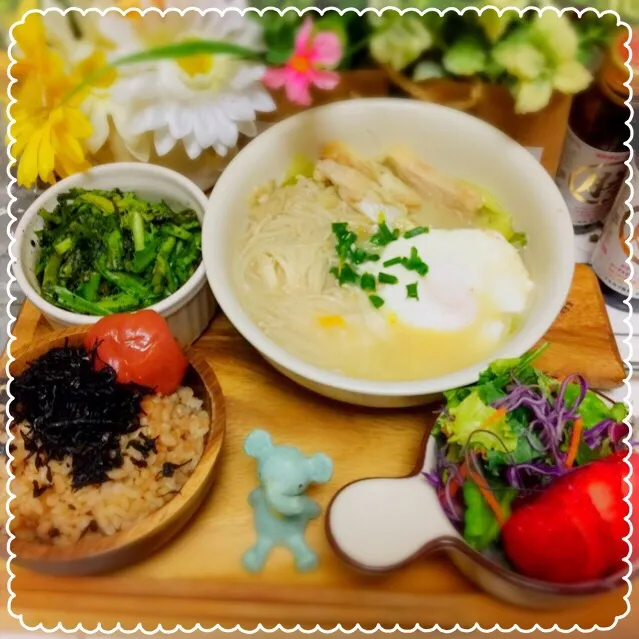 Snapdishの料理写真:お家ごはん❤️(﹡ˆ﹀ˆ﹡)♡︎
ケールと赤キャベツと苺のサラダ
常備菜とえのきとたまごのスープ
春菊の胡麻和えと納豆(写ってないけど)
キヌアと押麦入り玄米ごはん
ひじきと梅干し•*¨*•.¸¸♬︎|Mehco Coconutvanillaさん