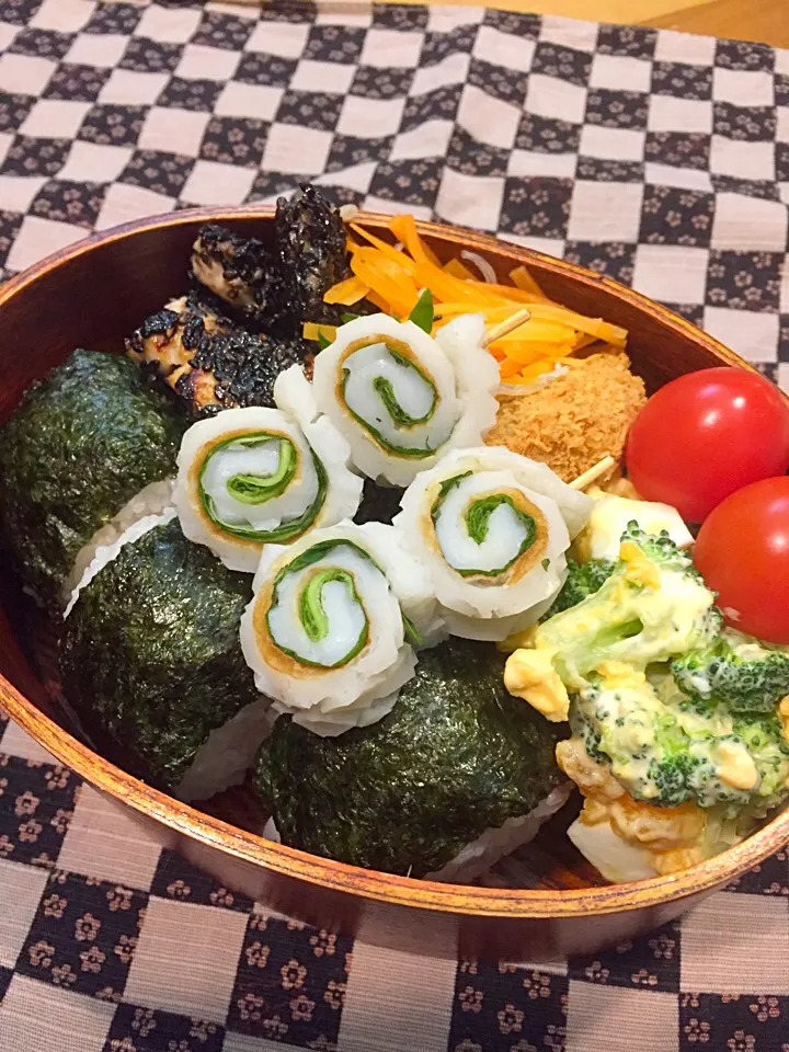 パパたろ弁当  おむすび🍙 鶏肉の利久焼き ゆで卵とブロッコリーのサラダ ミニトマト 人参とじゃこのマリネ ちくわと大葉の裏巻き かぼちゃコロッケ|ひななぎさん