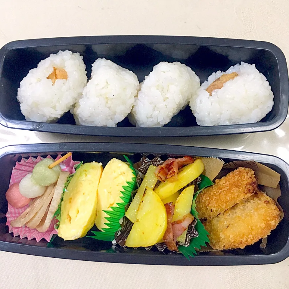 息子のお弁当 コロッケ ジャーマンポテト 卵焼き れんこんの素揚げ 三色団子  唐揚げ入りおむすび|keitakumamaさん