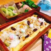 お豆ごはん。薄焼き卵を ワックスペーパーっぽく。オーガニック生椎茸も薄焼き卵も、味付けは シンプルに 奥能登海水塩で。味わい深い お塩はシンプルに使う。#お弁当#オーガニック #塩 #生椎茸|３７８８さん