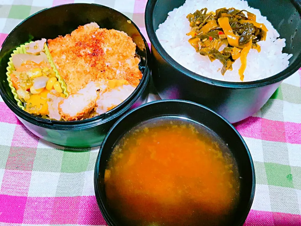 チキンカツと野菜のコンソメ煮と野菜フライと赤だし。|エリカさん