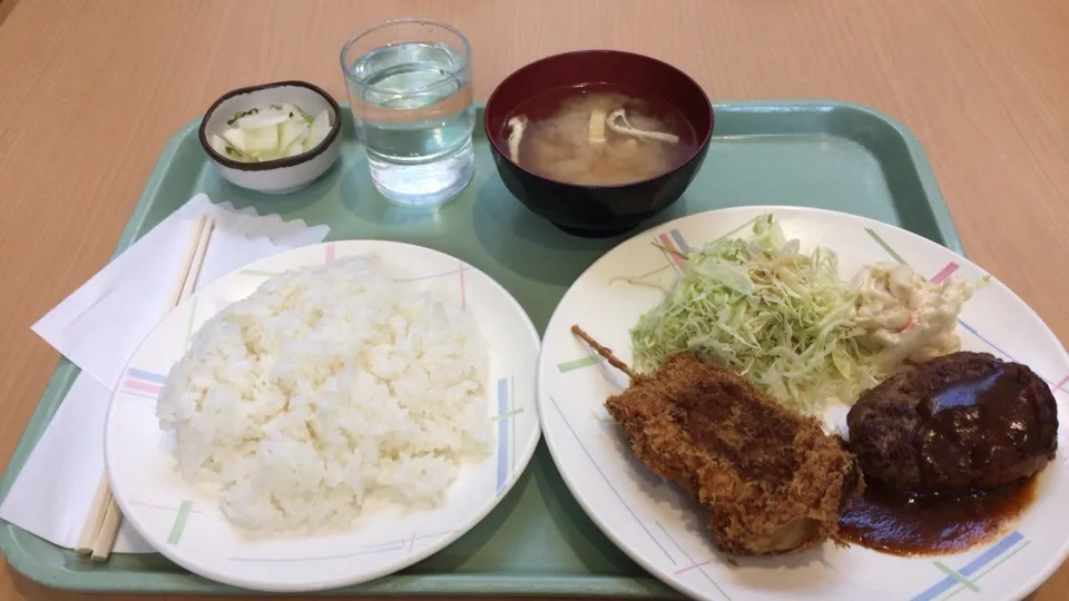 Aランチ（ミニハンバーグと串カツ）470円|おっちさん