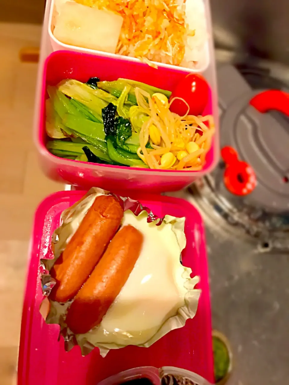 パパお弁当🍱😋  ウインナーエッグ🍳  小松菜と白菜のソテー  プチトマト  もやしナムル  大根の糠漬け  揚げ玉  干し海老|ch＊K*∀o(^^*)♪さん