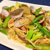 あさりと緑野菜のペペロンチーノ。
Pasta aglio olio e peperoncino with clams, broccolis, green beans and asparagus.|Sayaka Jinsenji Huletteさん