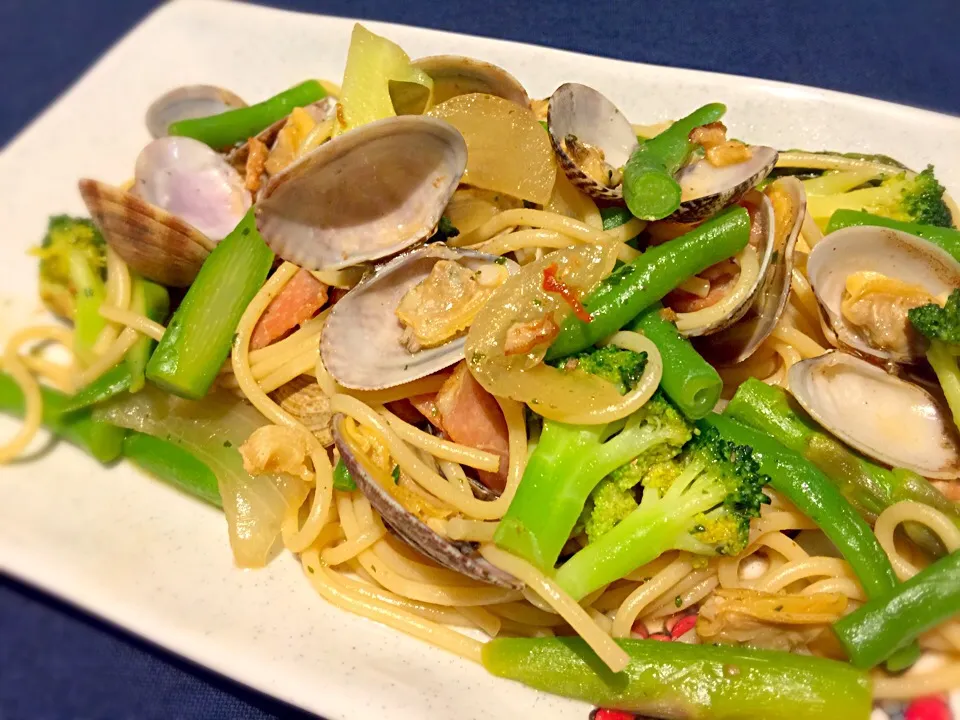 あさりと緑野菜のペペロンチーノ。
Pasta aglio olio e peperoncino with clams, broccolis, green beans and asparagus.|Sayaka Jinsenji Huletteさん