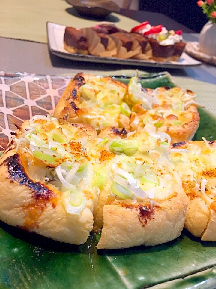 Snapdishの料理写真:咲きちゃんさんの料理 オツな肴🍶シリーズ😁②ピリ辛ネギ味噌きつねピザ|kiyoさん