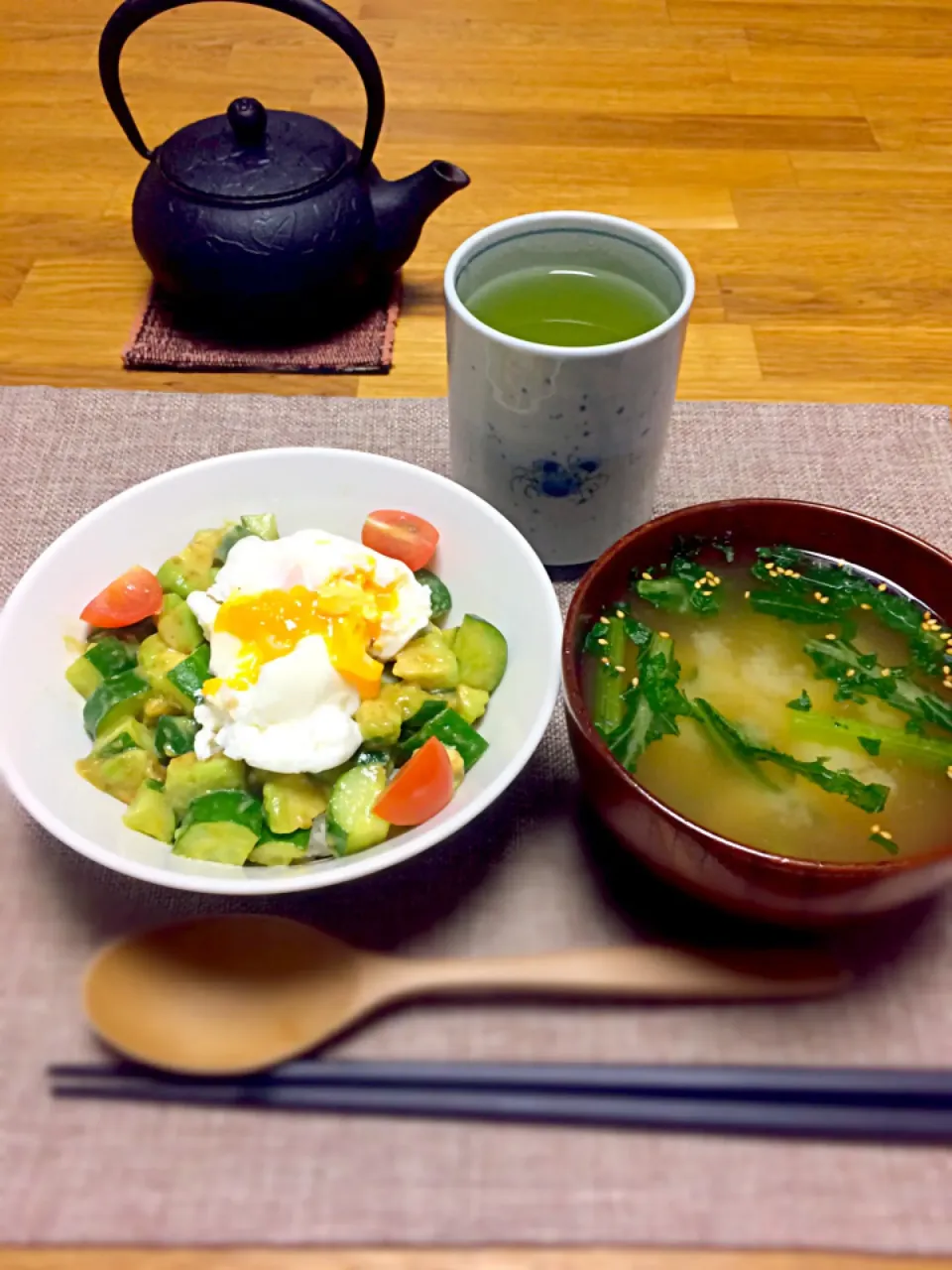 アボカドときゅうりのバクハツ温玉丼&即席シジミの味噌汁に冷凍生小松菜 @かっぱ食堂(o⁰⊖⁰o)|morimi32さん