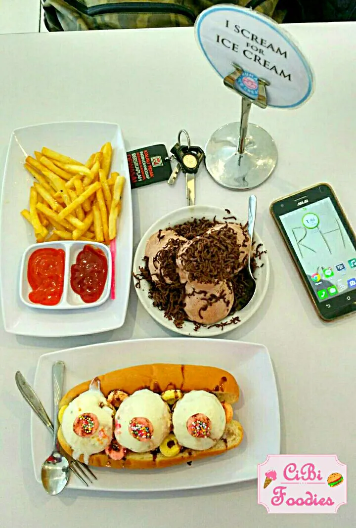 🏡 Rumah Ice Cream, Surabaya
Menu : Hotdog Ice Cream, Choco Forest, and French Fries
Address : Jl. Manyar Rejo III No. 4 Menur Pumpungan, Sukolilo - Surabaya
 #C|Pramita Riza Oktavianiさん