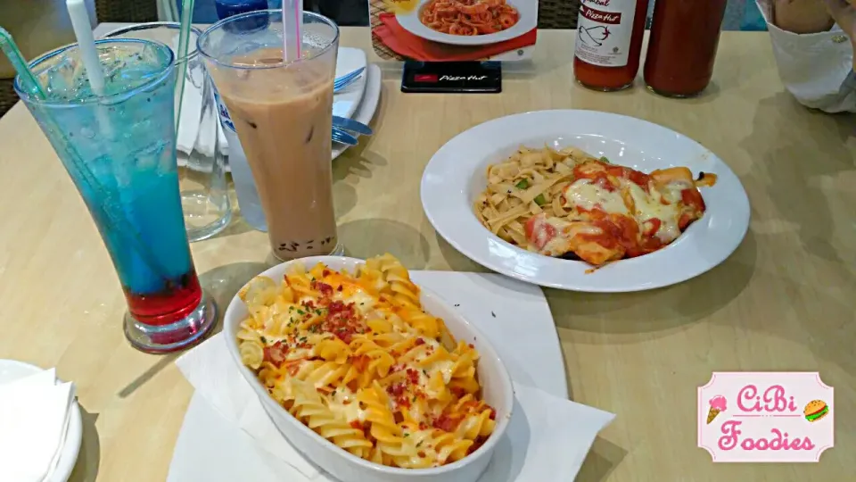 🏡Pizza Hut Royal Plaza, Surabaya
Menu : Chicken Parmigiana Classic Fettuccine, Cheese Beef Fusilli, Chocolate Blast, and Blue Ocean
Address : Royal Plaza, Groun|Pramita Riza Oktavianiさん