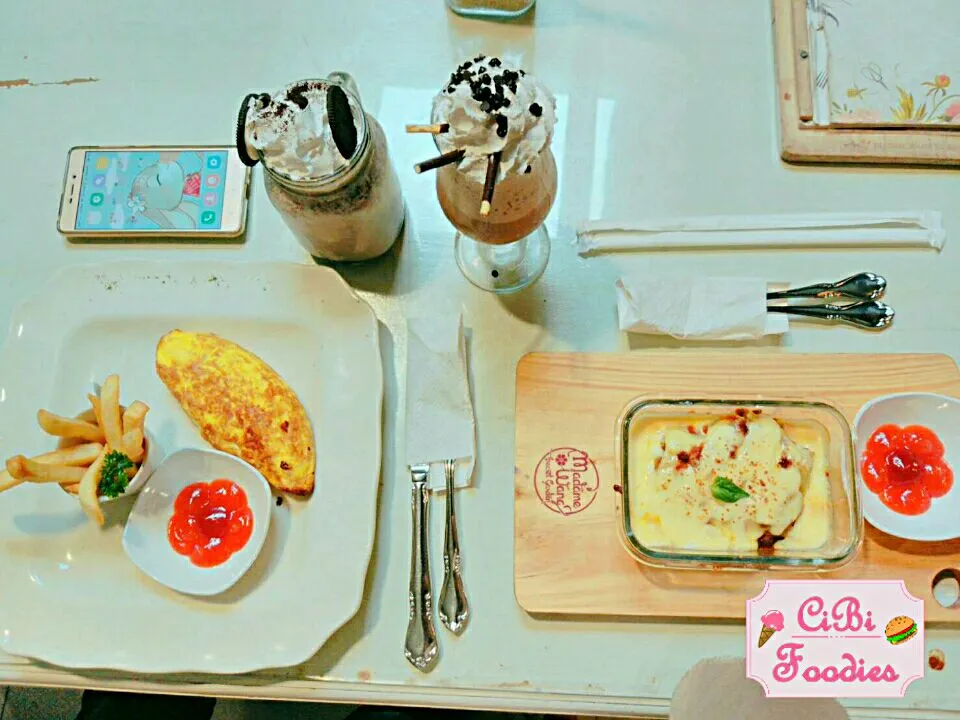 🏡Madam Wang Secret Garden, Malang
Menu : Smoked Ham & Cheese Omelette with French Fries, Beef Lasagna, Oreo Shake, and Tiramisu Frappe
Address : Jl. Telomoyo No|Pramita Riza Oktavianiさん