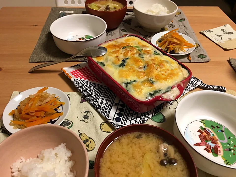 鶏肉とほうれん草のマカロニグラタン
昨日の残りの切り干し大根の煮物
しめじとキャベツの味噌汁|はなおさん