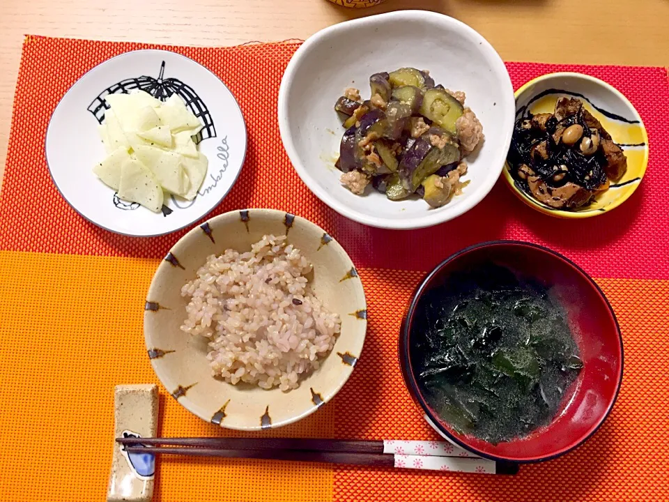 2月15日
わかめスープ
大根マヨサラダ
茄子味噌ひき肉炒め
ヒジキの煮物
玄米|あちゃんみんさん