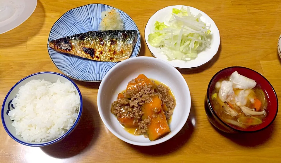 Snapdishの料理写真:さばの塩焼き、かぼちゃのそぼろあんかけ、餅入り味噌汁|いちごさん