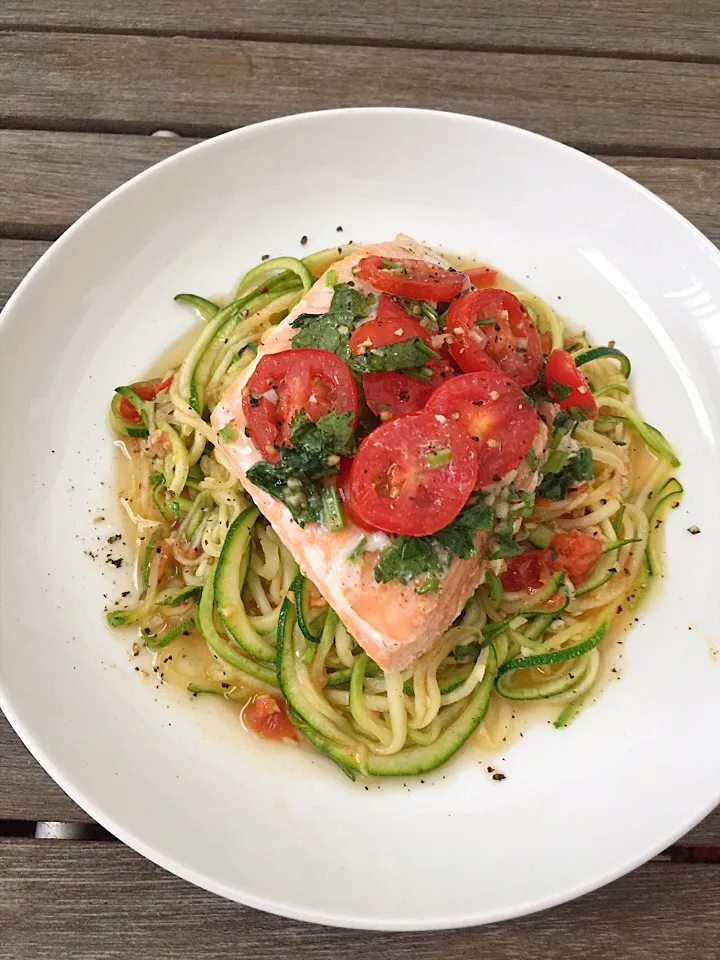 Zoodles with baked salmon|12Dragonさん