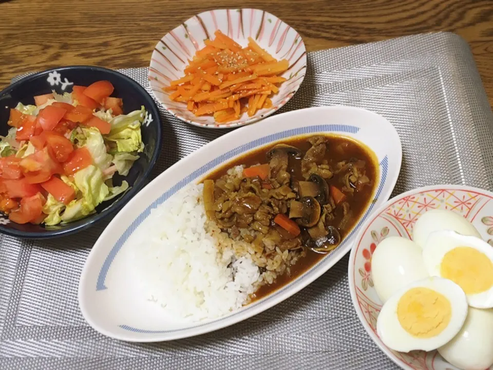 セロリとトマトのサラダ・にんじんのきんぴら・ゆで卵・カレー|美也子さん