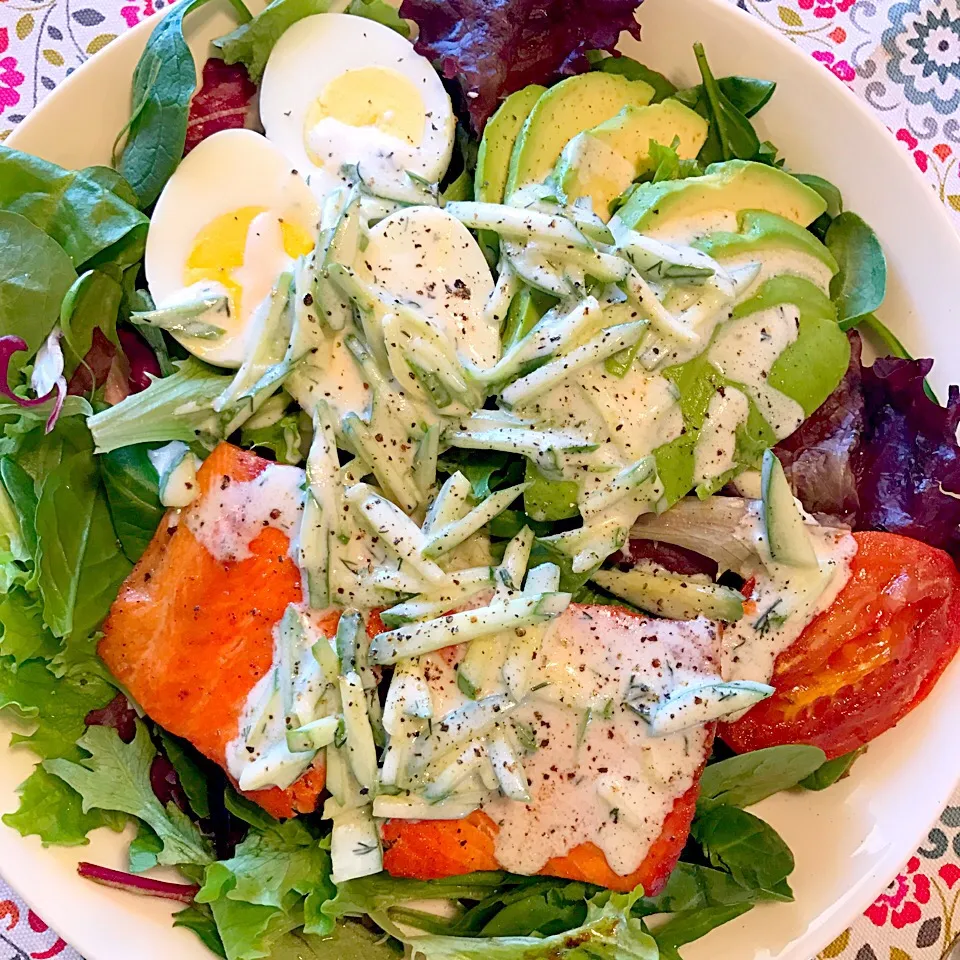 Snapdishの料理写真:Salmon, avocado, boiled egg, grilled tomato salad with cucumber, dill yogurt dressing. 🐟🥑🥚🍅🥗🥒🍴|Nanaさん