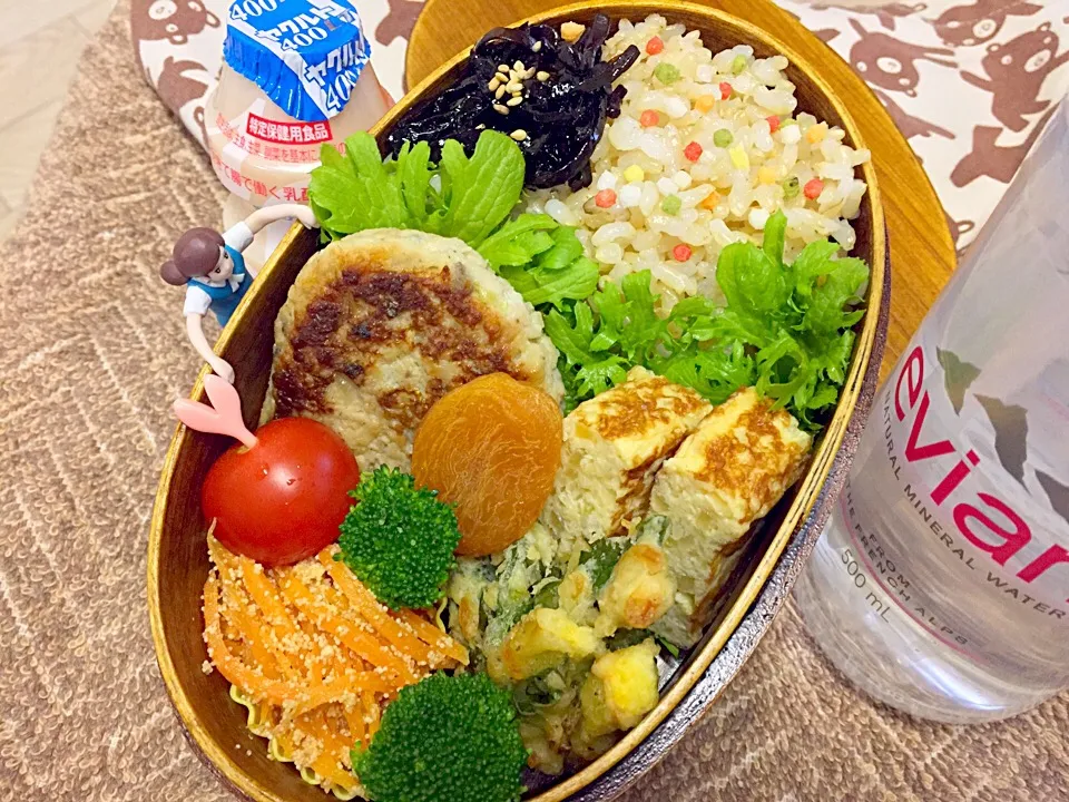 玄米ご飯&イワシと豆腐のふわふわバーグ&玉ねぎオムレツ&春菊とサツマイモの花エビかき揚げ&人参の子和え&あんず&しそ昆布&ブロッコリー&プチトマト&わさび菜のダーリンお弁当♪

#弁当 #フチ子 #喉だけ痛い…(ﾉДT)ｱｩｩ|桃実さん