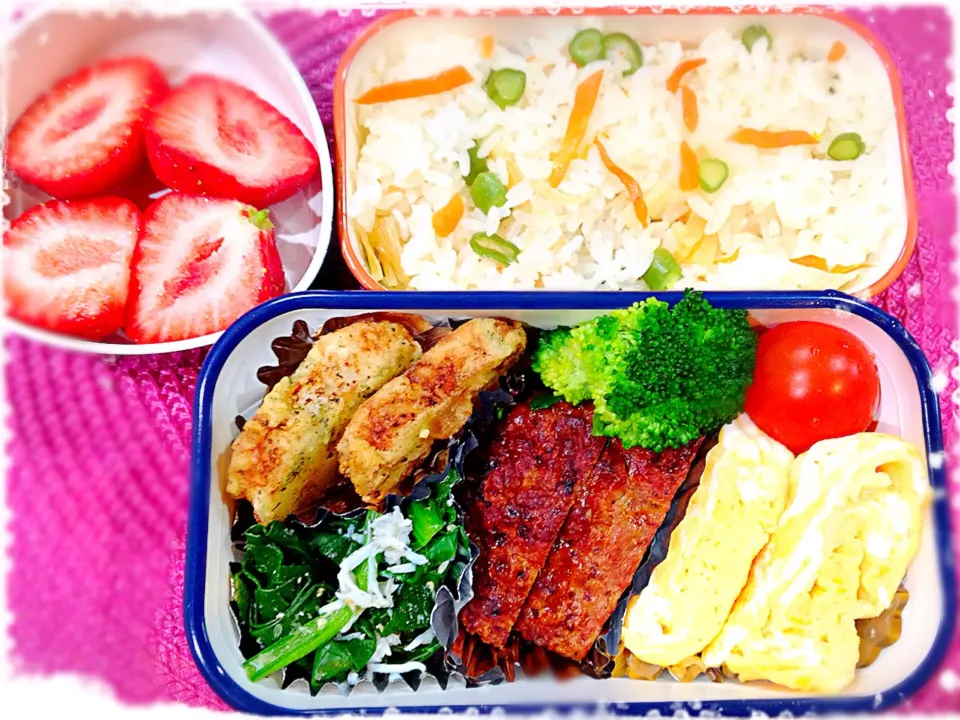 娘のお弁当。長芋ハート型抜き揚げ、ハンバーグ、たまごやき、しらす小松菜、にんじん、いんげん、ほたて炊き込みごはん、あまおう。|泡子さんさん