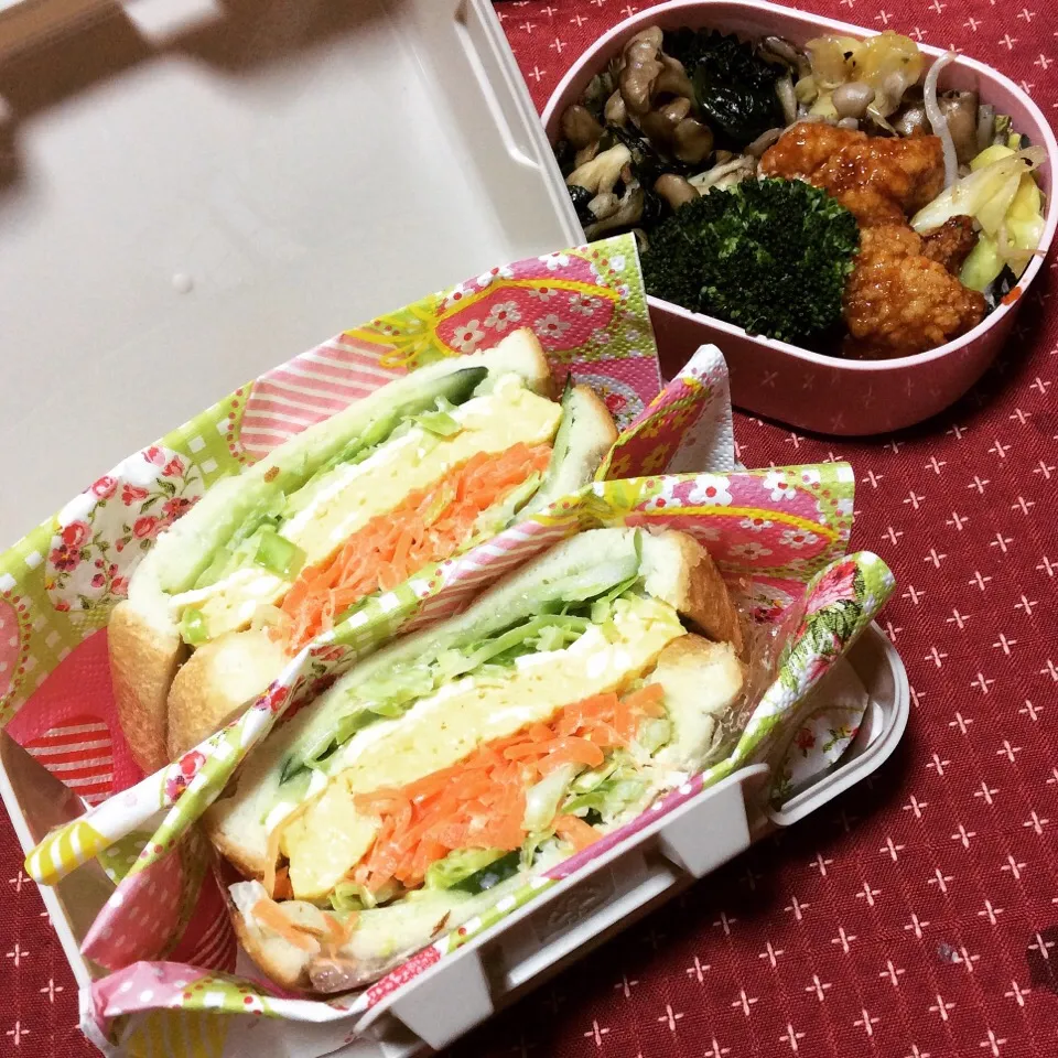 Snapdishの料理写真:2/16「#わんぱくサンド 弁当」♪
#goodmorning 😆💕
野菜たっぷり食べたい！と思い、今日は#厚焼き卵 と#チーズ#野菜 のどっさりわんぱく#サンドイッチ の#お弁当 💕
良いね〜♪この断面😍まさに#萌え断 💕
お高いパンでもなければ、高級チーズでもない、ガチで冷蔵庫にあるものばっかりですが、ちょっとだけ|夢ーテルさん