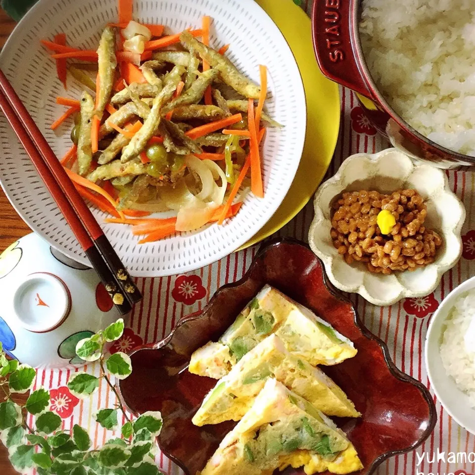 カレー味のワカサギのマリネ
カレー粉まぶして、揚げました
白ワイン、酢、砂糖、塩の
マリネ液に、野菜と漬けたよ。
卵焼きは、海老🦐、アボカド🥑入り。|ゆかモンさん